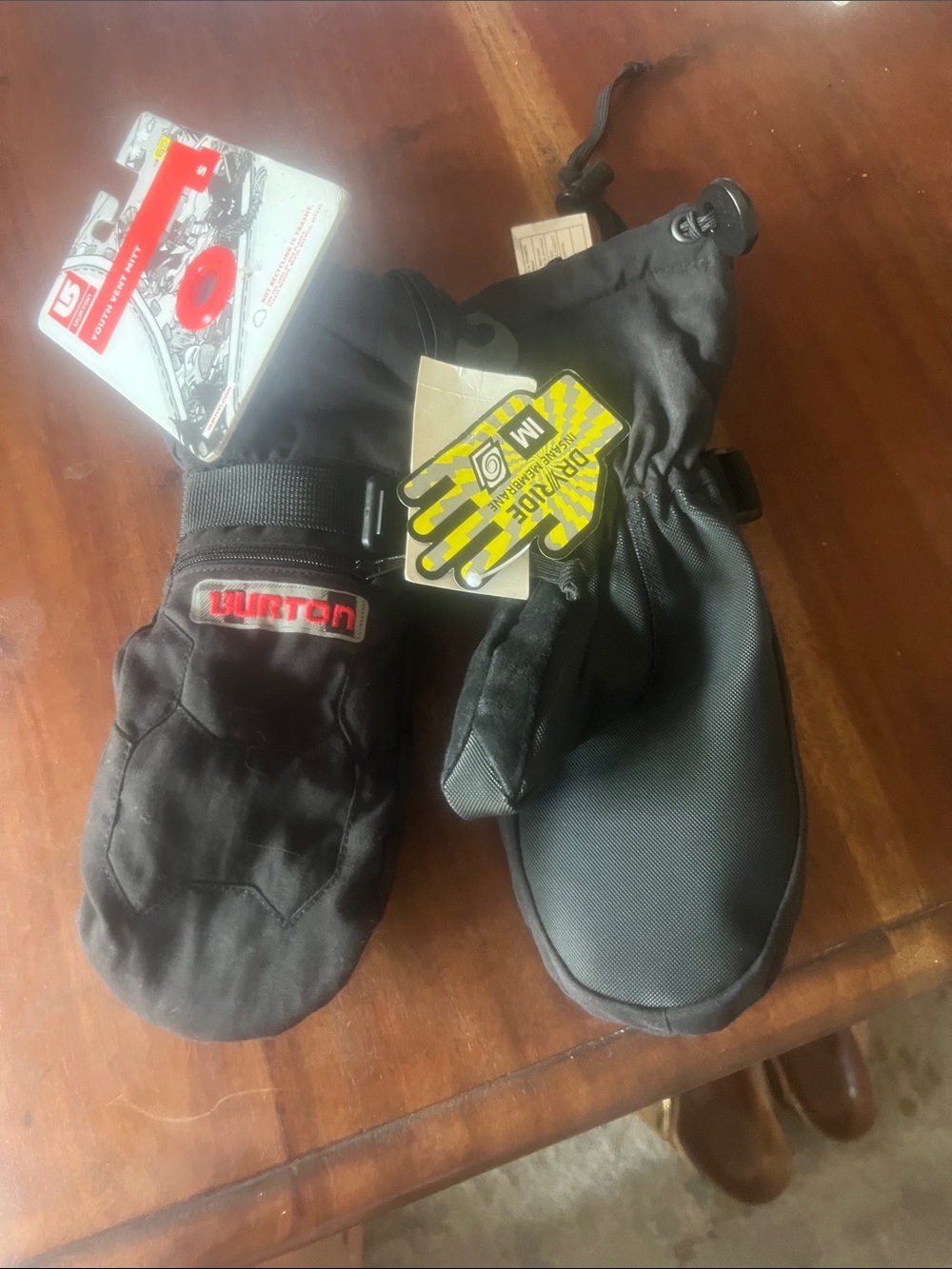 Burton Black Insulated Snow Mittens NWT Youth Vent Mitt SZ Small